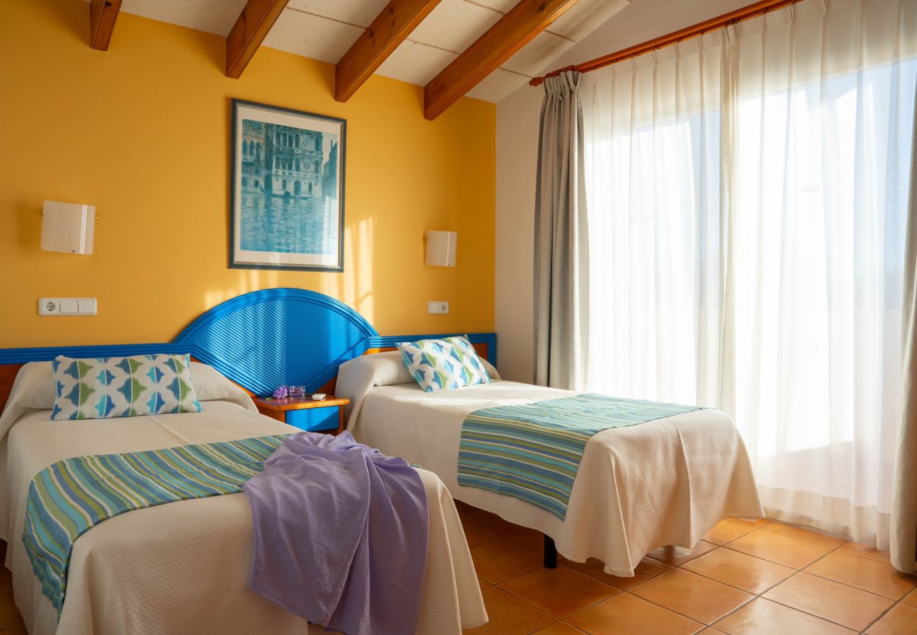 Villa en Cala Blanca - Villas Amarillas by Escape Home