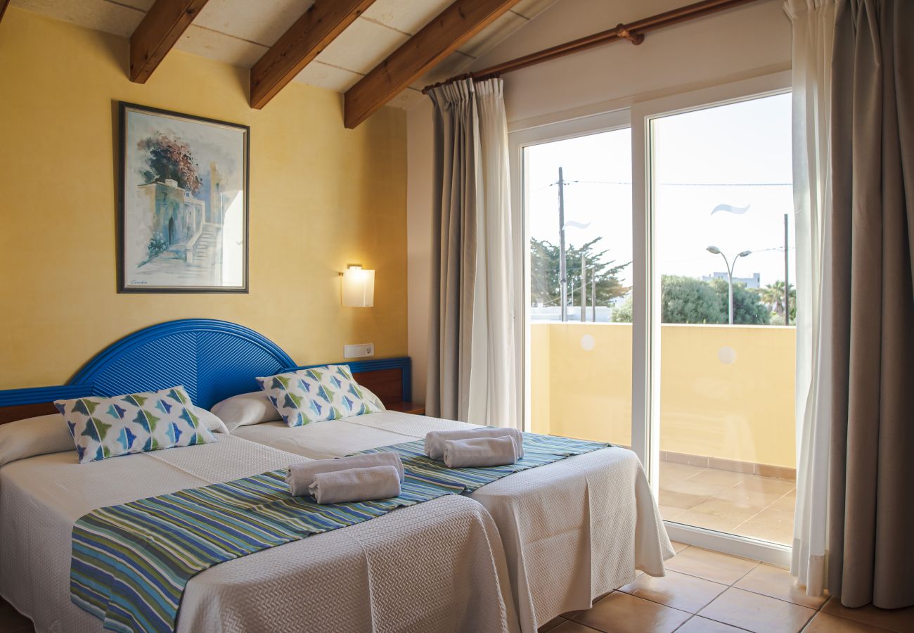 Villa en Cala Blanca - Villas Amarillas by Escape Home