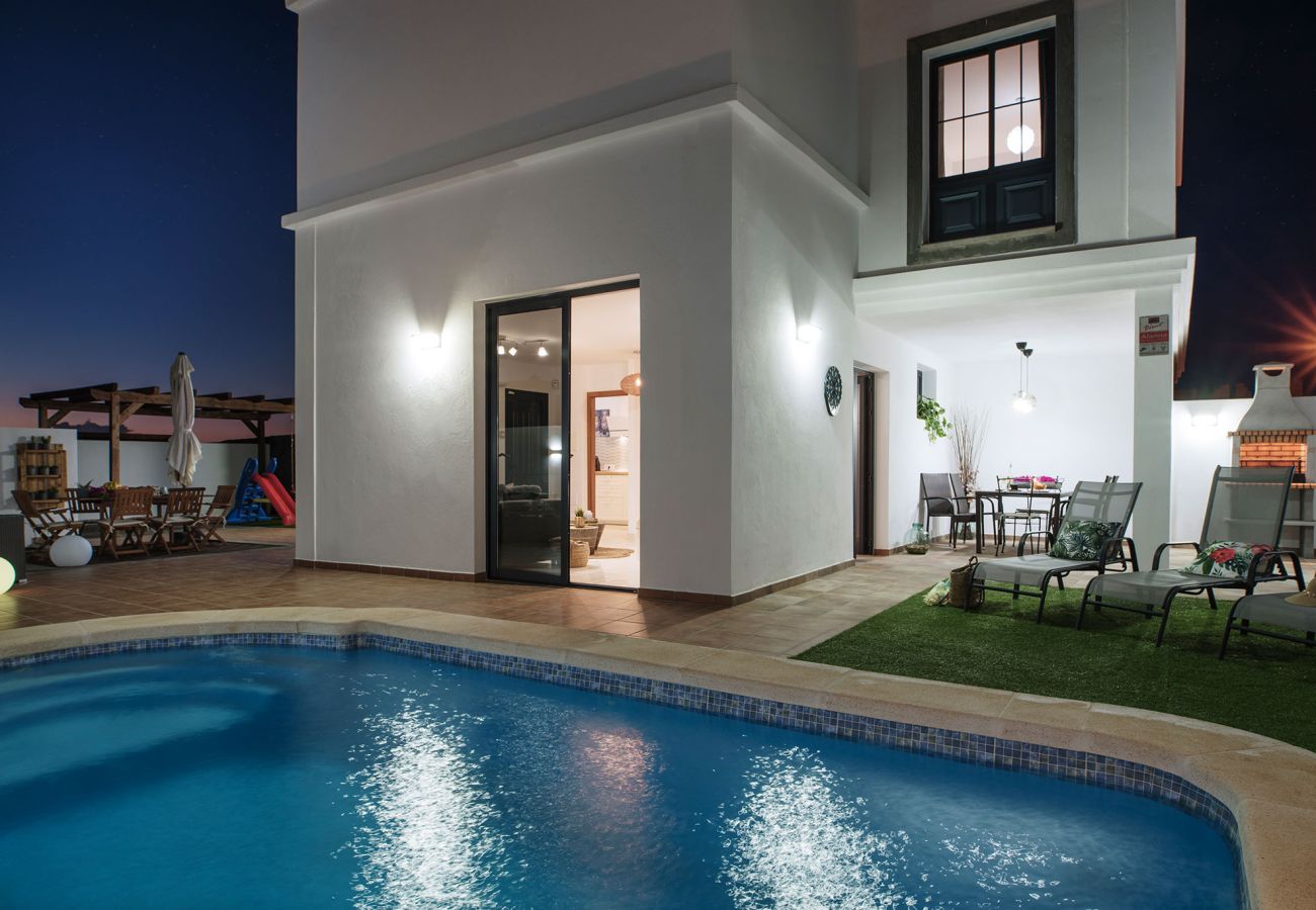 Villa in Playa Blanca - Casa Clara by  Escapehome