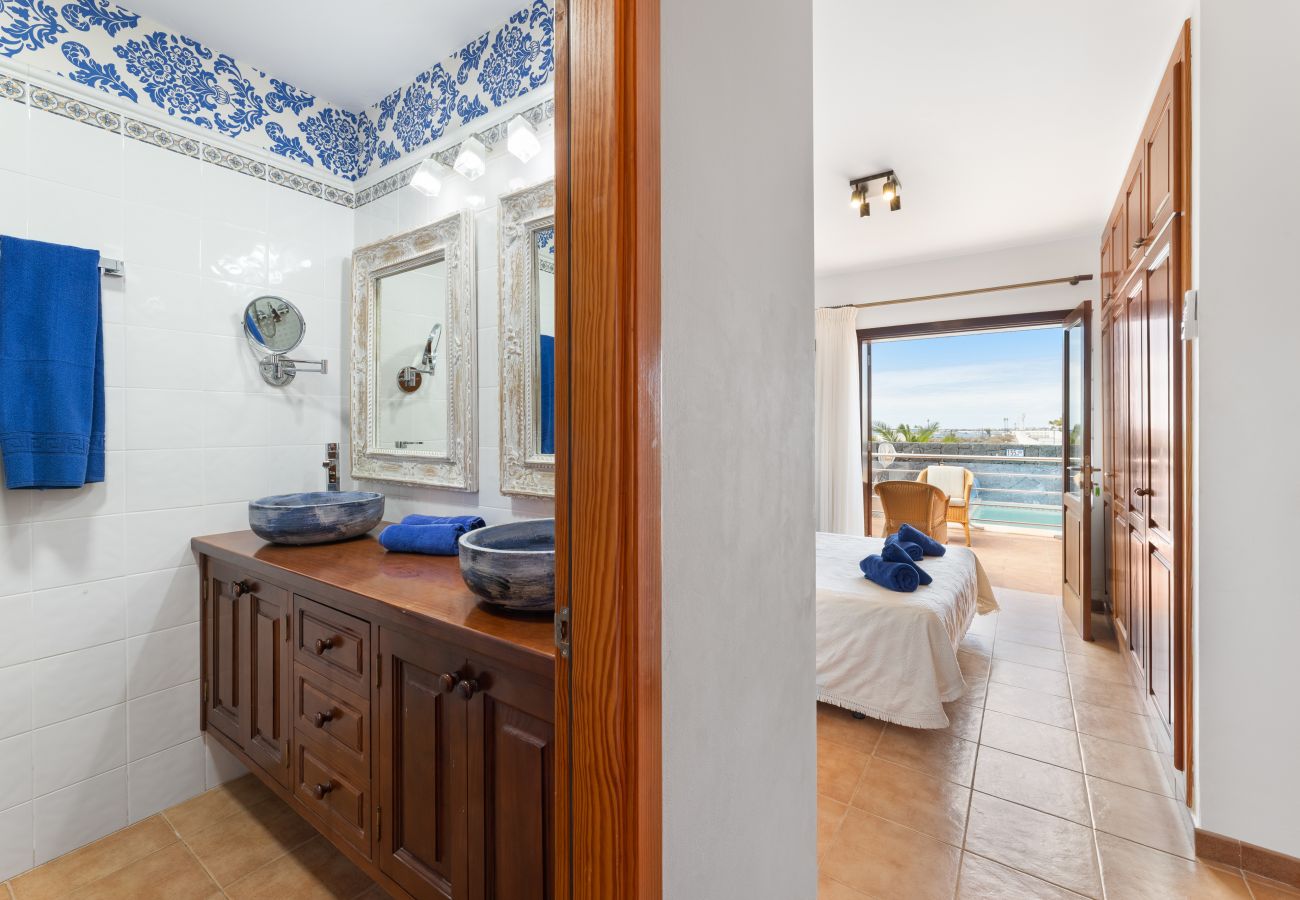 Villa in Playa Blanca - Casa Luna by Escape Home