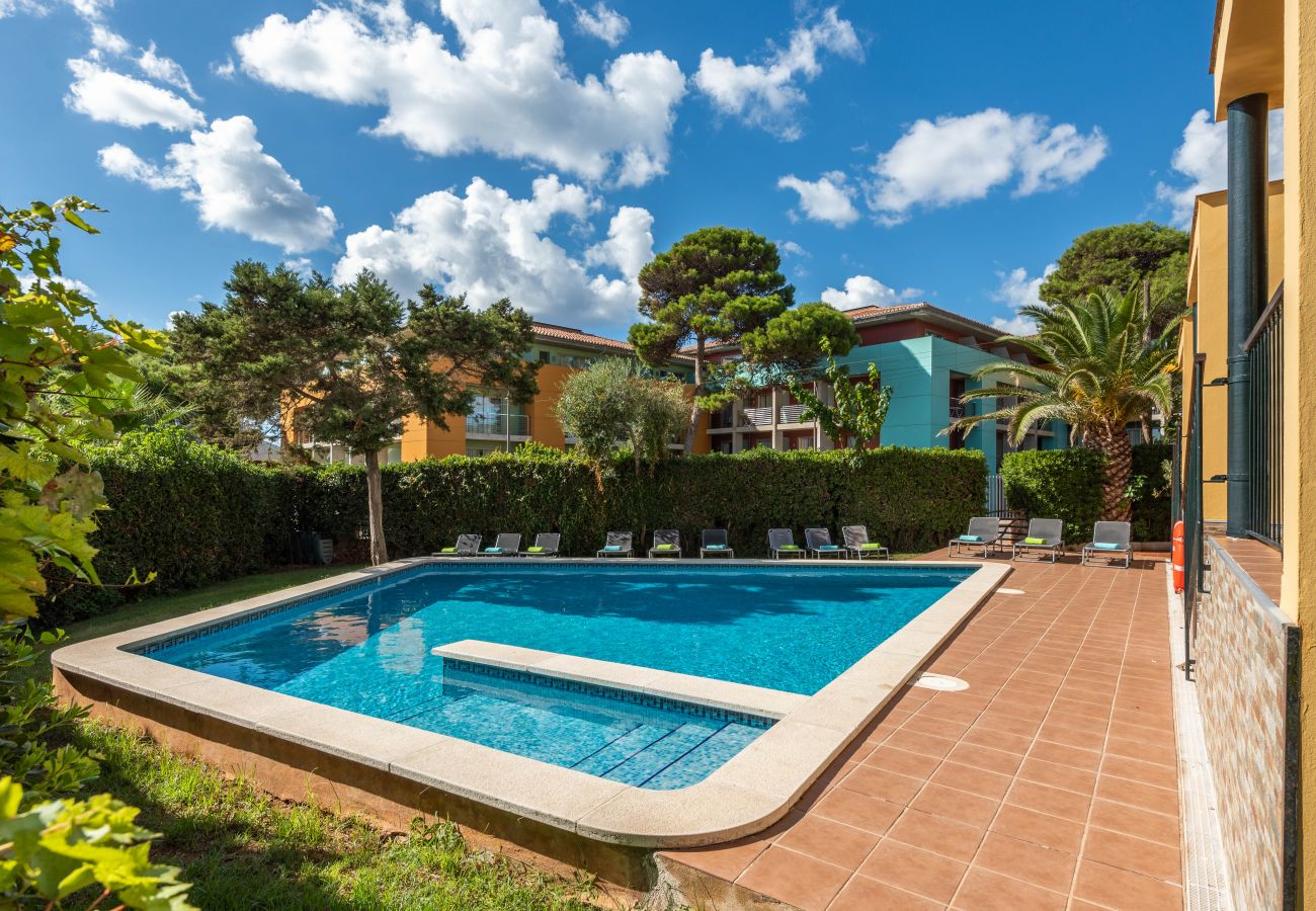 Piscina no jardim
