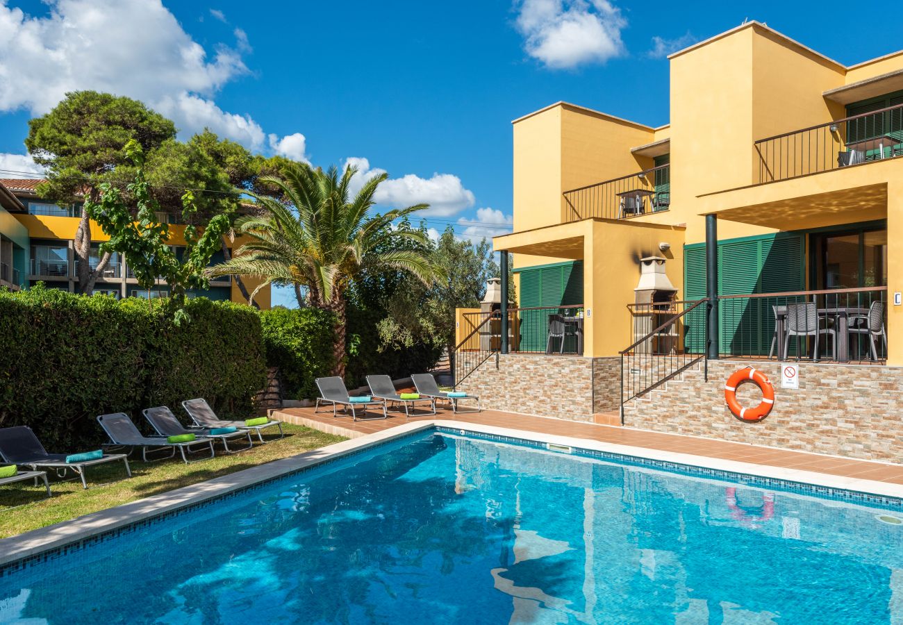 Piscina no jardim