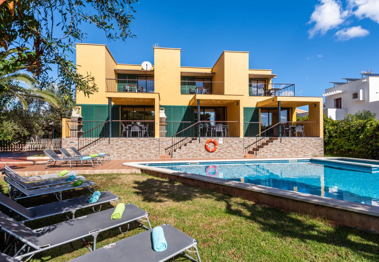 Piscina no jardim