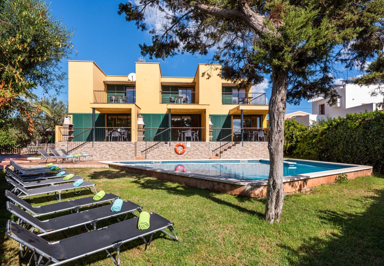 Piscina no jardim