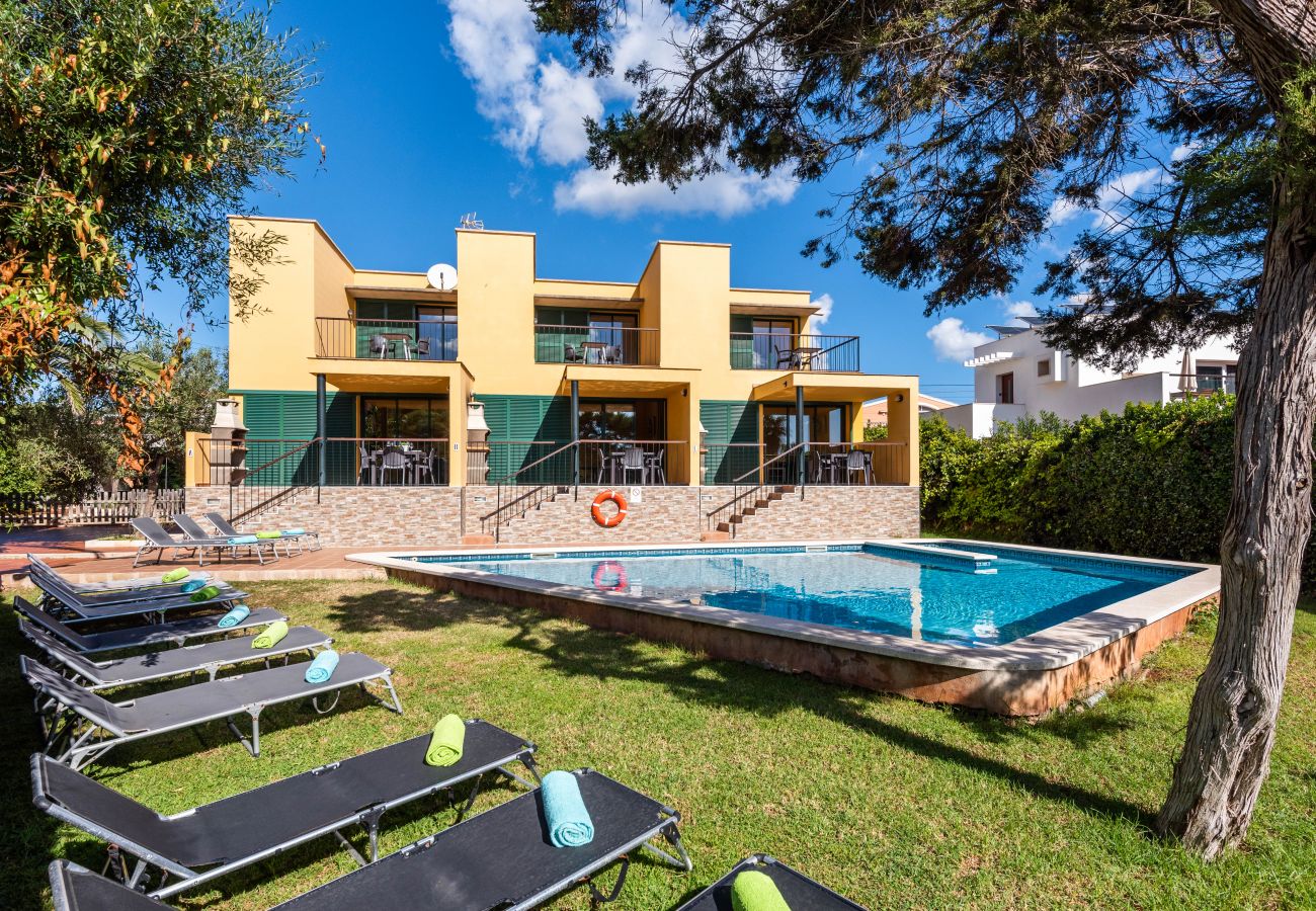 Piscina no jardim