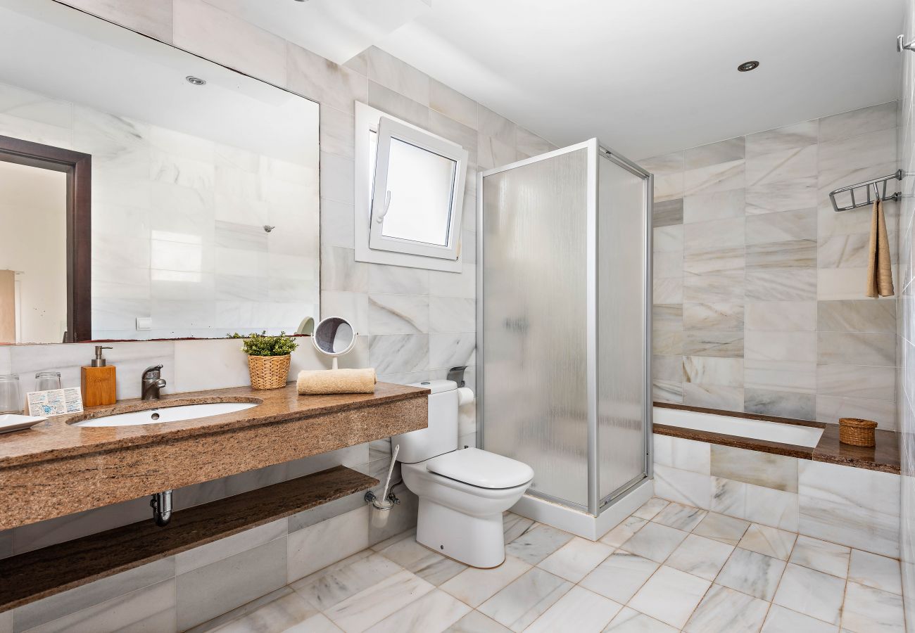 Villa em Cala´n Bosch - Villa Olivia by Escape Home